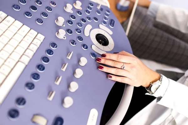 Médico trabalhando no teclado de ultra-som — Fotografia de Stock