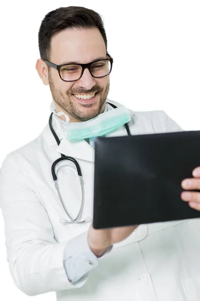Médico sonriente usando el comprimido — Foto de Stock