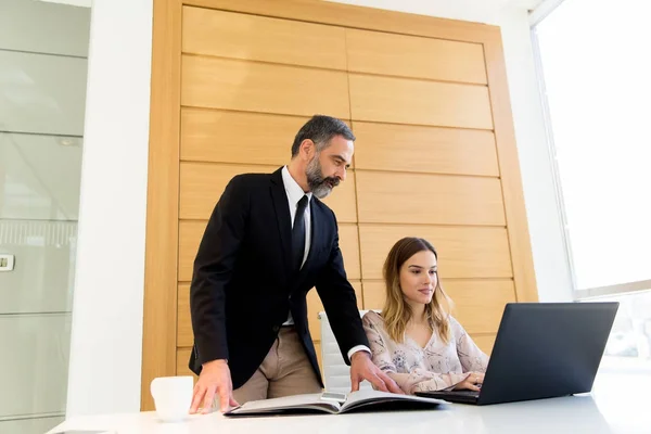 Dois colegas de trabalho discutindo o projeto em um laptop — Fotografia de Stock