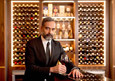 Kırmızı şarap tatma yakışıklı olgun adam