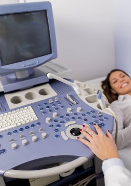 Kadın patinet var ulstrasound muayene karın