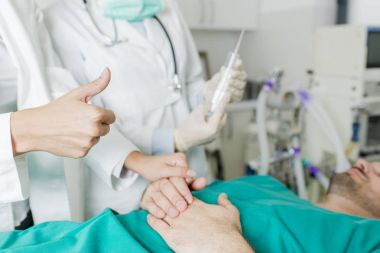 Kadın doktorlar hasta müdahale için hazırlanıyor