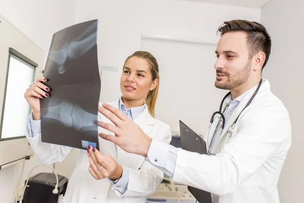 Médicos examinando um raio-X do paciente — Fotografia de Stock