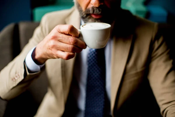 Όμορφος άντρας πίνει καφέ. — Φωτογραφία Αρχείου
