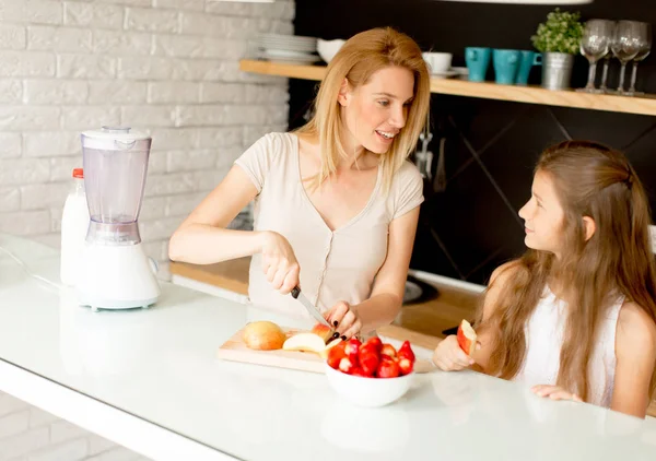 Mãe e filha preparando smoothie saudável — Fotografia de Stock