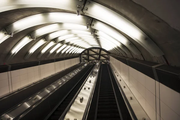 Escaleras mecánicas del metro —  Fotos de Stock