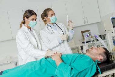 Kadın doktorlar hasta müdahale için hazırlanıyor