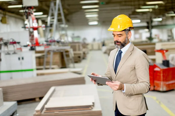 Beau ingénieur mature dans l'usine — Photo