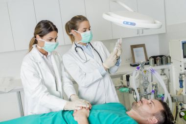 Kadın doktorlar hasta müdahale için hazırlanıyor