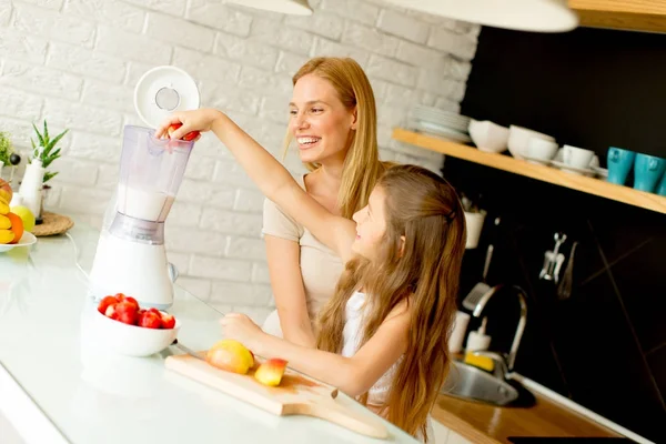 Mère et fille préparant un smoothie enrobé — Photo