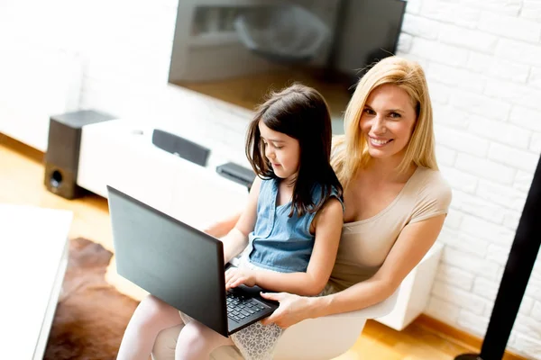 Matka i córka razem z laptopa — Zdjęcie stockowe