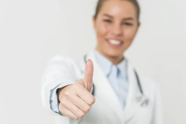 Médica bonita com gesto positivo — Fotografia de Stock