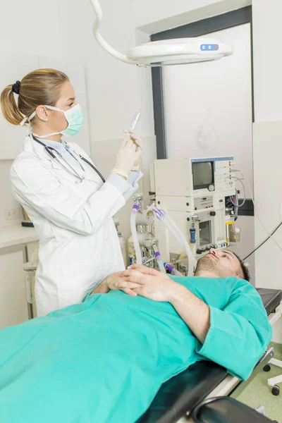 若い女医男性患者用の注射器の準備 — ストック写真