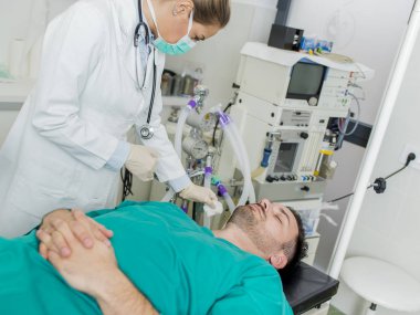 Hemşireler ameliyathane Hastanesi'nde işleminde önce hasta hazırlama