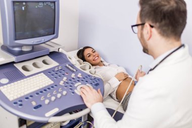 yetişkin kadın hastanın karın ultrasonu kliniğinde geçmekte orta mutlu