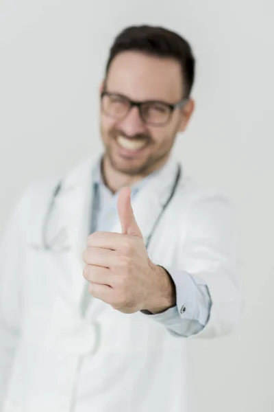 Retrato de jovem médico com o polegar para cima — Fotografia de Stock