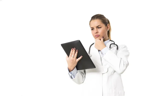 Doctora joven usando tableta digital — Foto de Stock