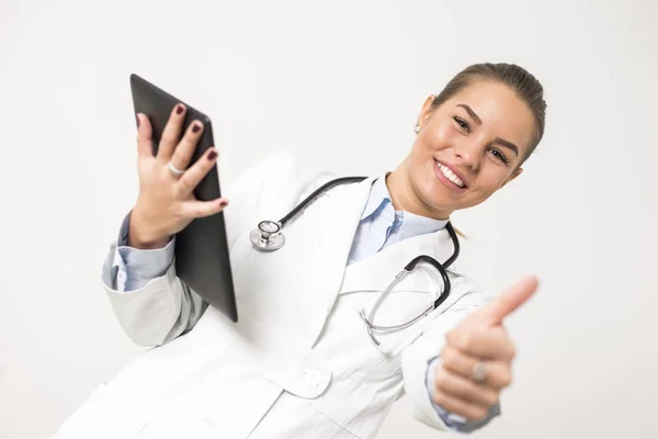 Jovem médica usando comprimido digital — Fotografia de Stock