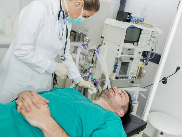 Hemşireler ameliyathane Hastanesi'nde işleminde önce hasta hazırlama