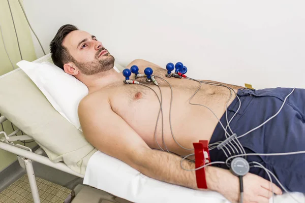 Jovem fazendo ECG no hospital — Fotografia de Stock