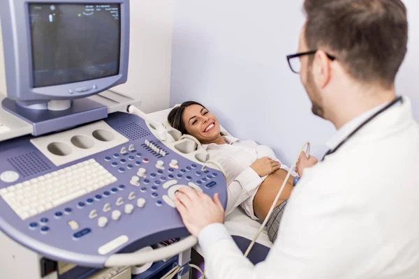 成人女性患者を通過腹部超音波クリニックで半ば幸せ — ストック写真