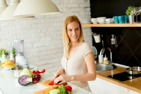 Młoda kobieta, przygotowanie zdrowych posiłków w nowoczesnej kuchni — Zdjęcie stockowe