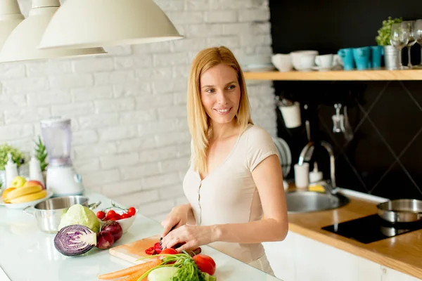 Mooie jonge marktlieden, gezonde maaltijd in de moderne keuken — Stockfoto