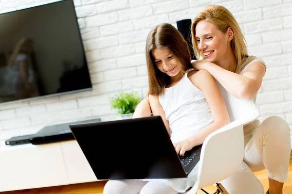 Mother and daughter together with laptop — Stock Photo, Image