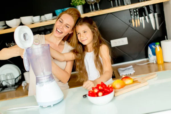 Madre e figlia preparare frullato sano — Foto Stock
