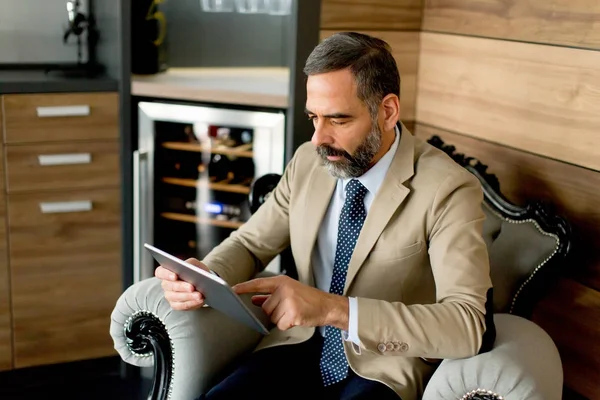 Senior Geschäftsmann Mit Digitalem Tablet Sitzt Auf Sessel — Stockfoto