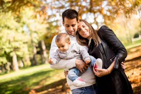 Joyeux jeunes parents avec bébé garçon dans le parc d'automne — Photo