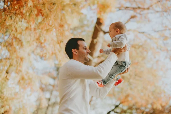 Genç Baba ve bebek çocuk sonbahar Park — Stok fotoğraf