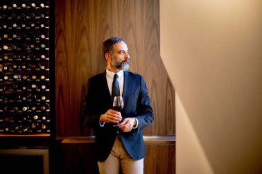 Kırmızı şarap ile yakışıklı adam