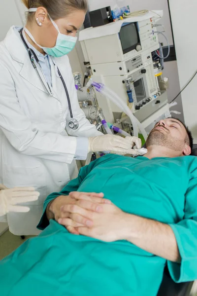 Hastanede ameliyat öncesi hastayı hazırlayan hemşireler