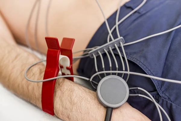 Joven haciendo electrocardiograma en el hospital — Foto de Stock