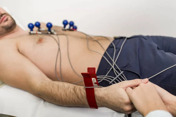 Jovem fazendo ECG no hospital — Fotografia de Stock