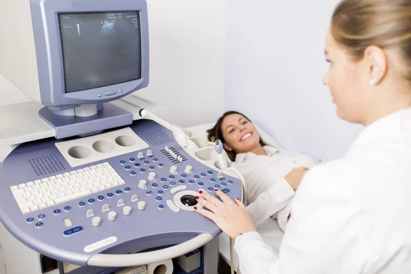 Schwangere junge Frau beim Gynäkologen mit Ultraschall untersucht — Stockfoto