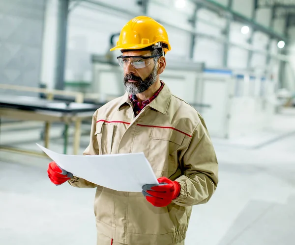 Senior supervisor looking at projest in the factory — Stock Photo, Image