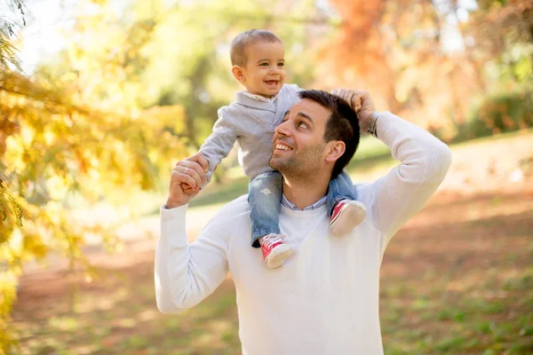 Joven padre y bebé en el parque de otoño — Foto de Stock