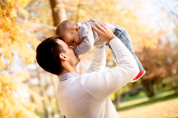 Młody ojciec i dziecko chłopca w jesienny park — Zdjęcie stockowe