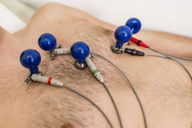 EKG hastanede yapan genç erkek