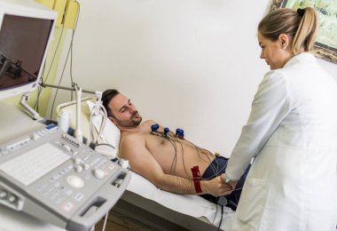 EKG hastanede yapan genç erkek