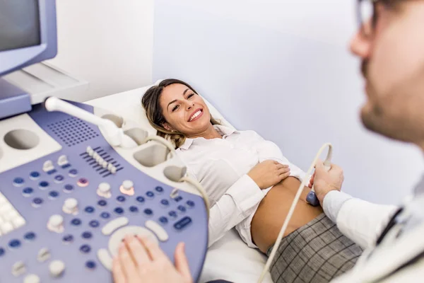 Paciente feminina adulta média feliz passando pelo ultrassom do abdome — Fotografia de Stock