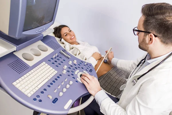 Glücklich Mitte erwachsene Patientin durch Bauch-Ultraschall — Stockfoto