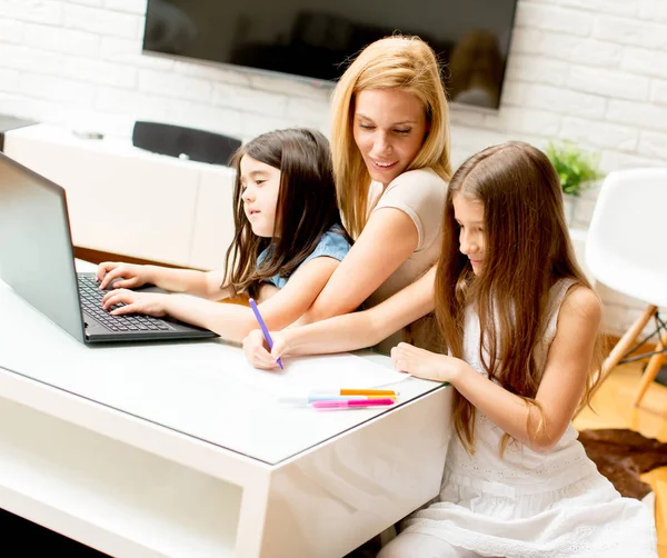 Mother and daughter in the room surfing on the laptop at home — Stock Photo, Image