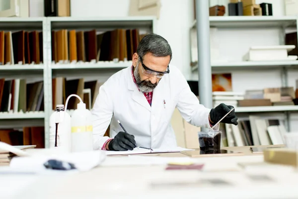 Beau ingénieur mature travaillant en laboratoire dans le mobilier — Photo