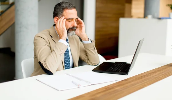 Senior zakenman werkt op laptopcomputer in kantoor — Stockfoto