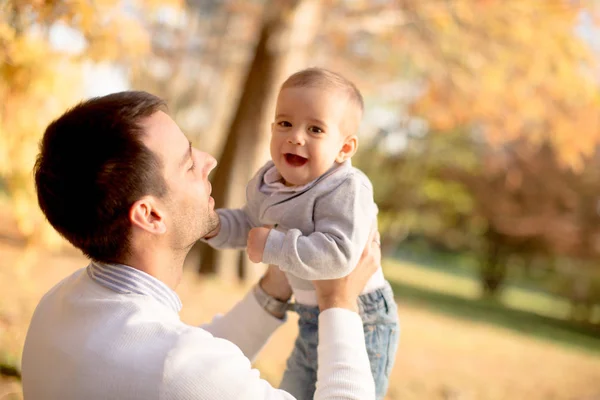 Genç Baba ve bebek çocuk sonbahar Park — Stok fotoğraf