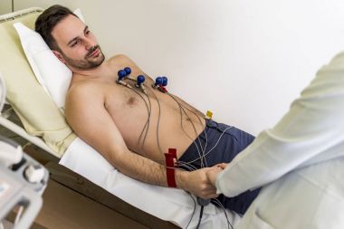 EKG hastanede yapan genç erkek
