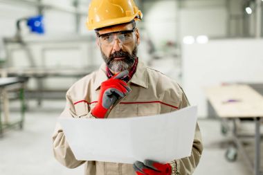 Fabrikada projest bakarak kıdemli danışmanı